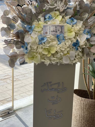 ستاند مواليد شامل بوكس اكريلك لتقديم مبلغ مالي
