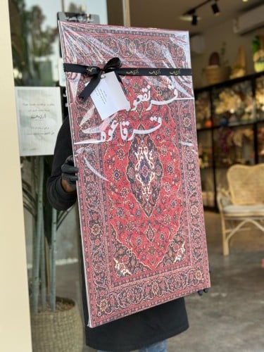 لوحة كانفس 80سم ارتفاع، 49 سم عرض مع وضع عبارة حسب...
