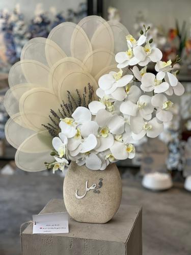 فازة السيراميك مع ورد الاوركيد