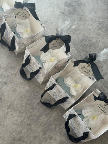 فازة السيراميك مع ورد الاوركيد