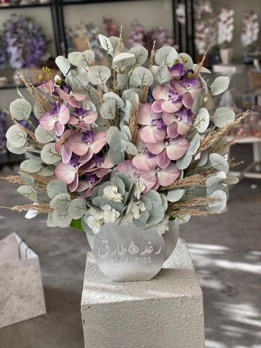 فازة الاكريليك مع الاوركيد و الورد الصناعي