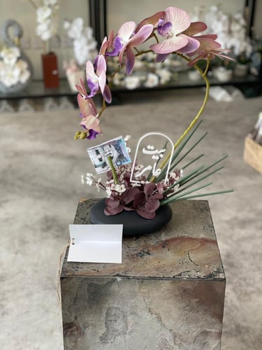 فازة السيراميك مع ورد الاوركيد