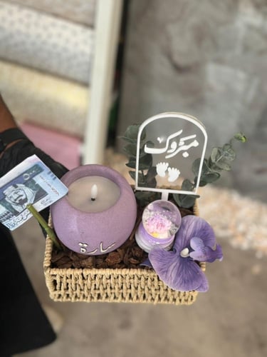 سلة خوص مع شمعة الكترونية وتحفة صغيرة