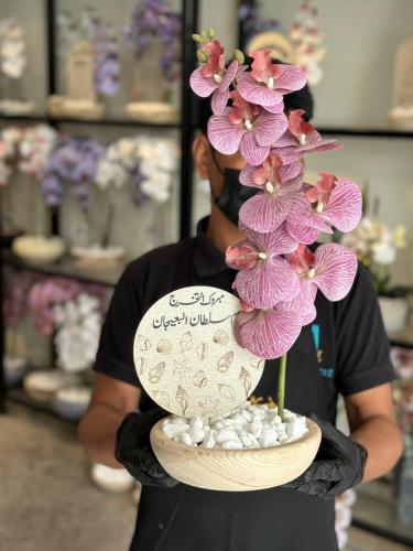 فازة ورد صناعي قاعدة خشب طبيعي
