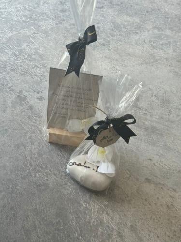 ستاند خشبي بعبارة اختيارية وفازة الاوركيد