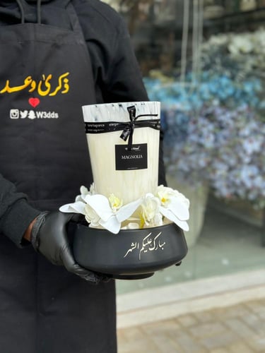 فازة الأوركيد مع فواحة برائحة الماغنوليا