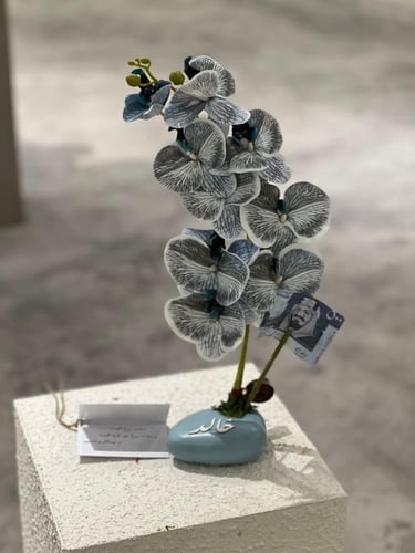 فازة السيراميك مع ورد الاوركيد