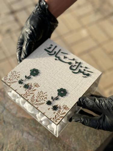 بوكس اكريلك مع خشب لتقديم مبلغ مالي