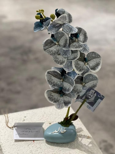 فازة السيراميك مع ورد الاوركيد