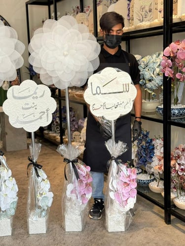 ستاند مناسبات عباره عن فازة ورد مع كتابه الاسم وفا...