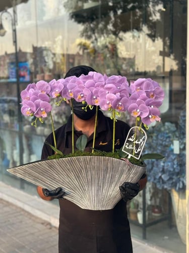 فازة الخزف الحجري مع ورد الاوركيد