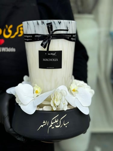 فازة الأوركيد مع فواحة برائحة الماغنوليا