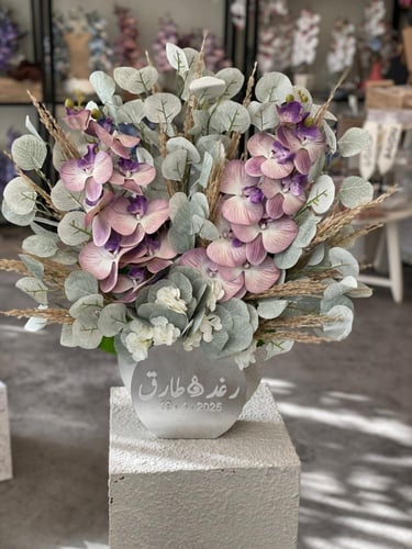 فازة الاكريليك مع الاوركيد و الورد الصناعي