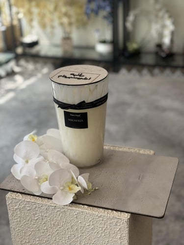 قاعدة حجريه مع ورد الاوركيد وشمعة ذكرى وعد