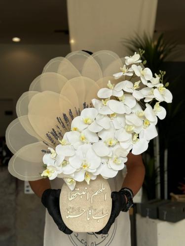 فازة حجريه مع ورد قماشيه والاوركيد