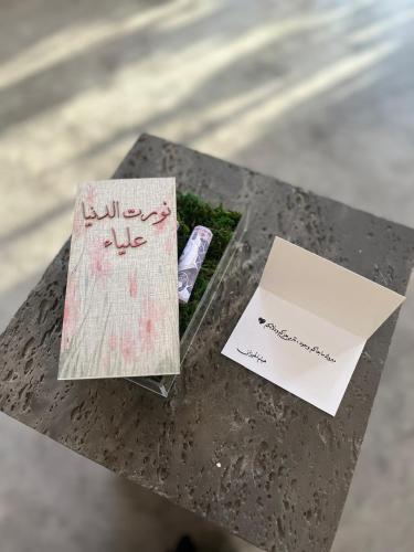 بوكس اكريلك مع غطاء خشب