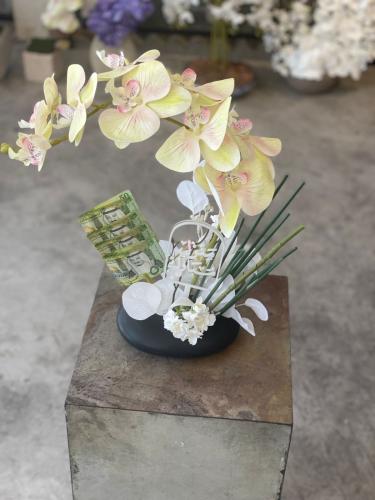 فازة السيراميك مع ورد الاوركيد