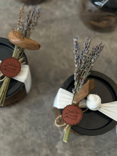 مبخرة خشبية مع كسرة بخور ولافندر شامله كتابه الاسم...