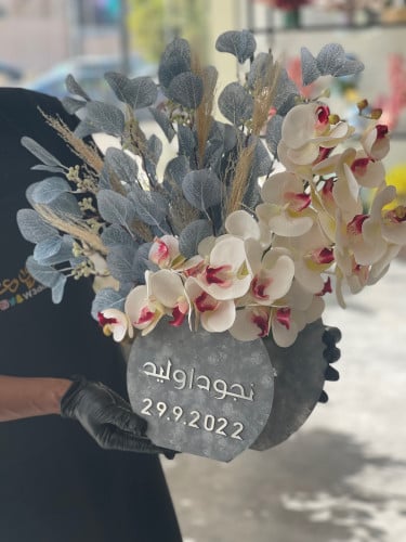 فازه ورد اوركيد مع اوراق الشجر