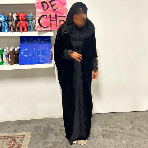 عباية مع تحديد واكمام دانتيل