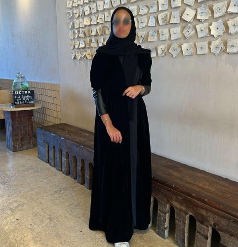 عباية مخمل مع كم جلد