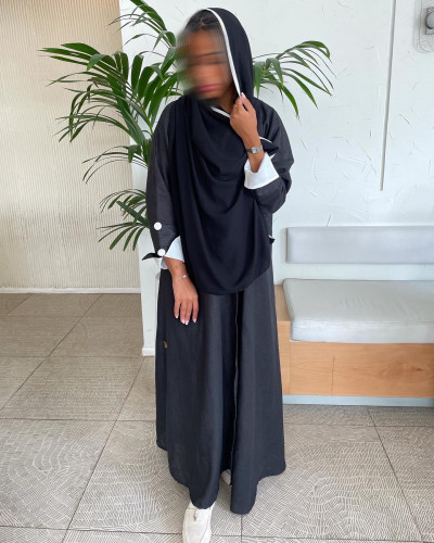 عبايه سودا مع كم ابيض