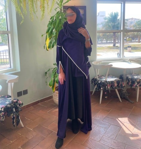 عباية مخمل مع قطعة عالكتف