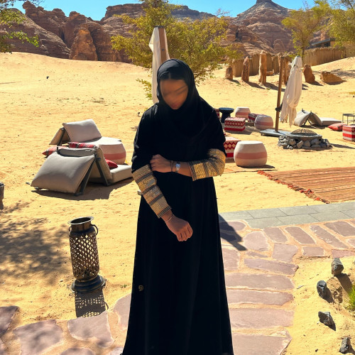 عبايه سودا مع كم شك