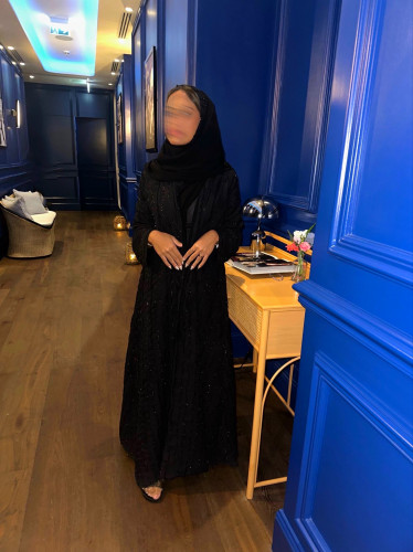 عباية سودا مع لمعه مخطط