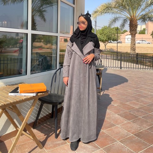 عبايه رمادي مع أسود