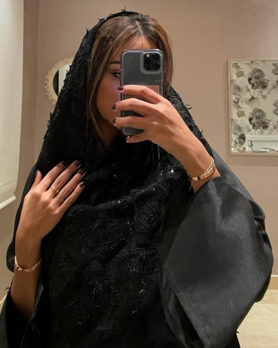 عباية سودا مع كسرات شك