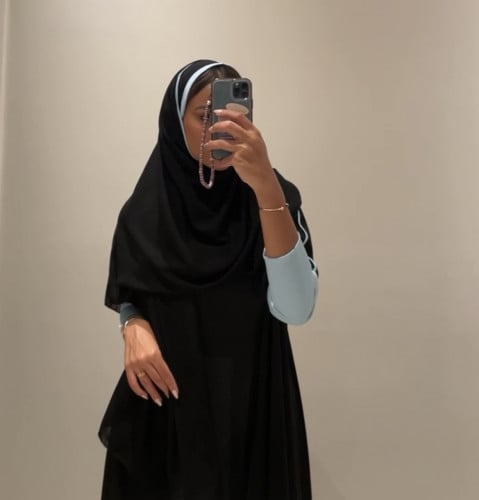عبايه سودا مع كم سماوي