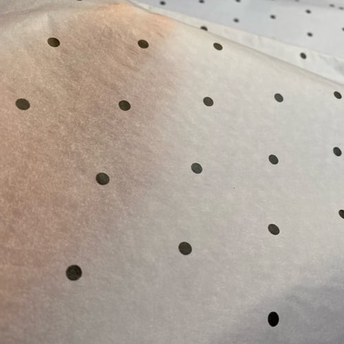 ورق تغليف منقط أسود القياس (50*70سم) (قطعه واحده)