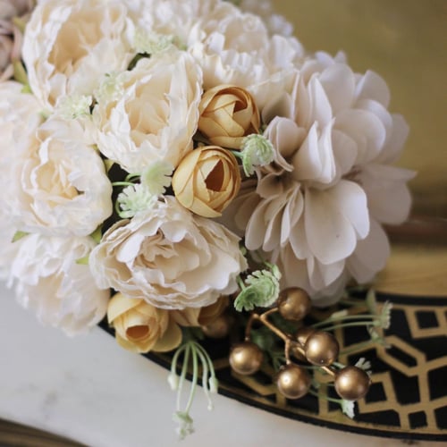 تنسيق ورد صناعي على صينيه