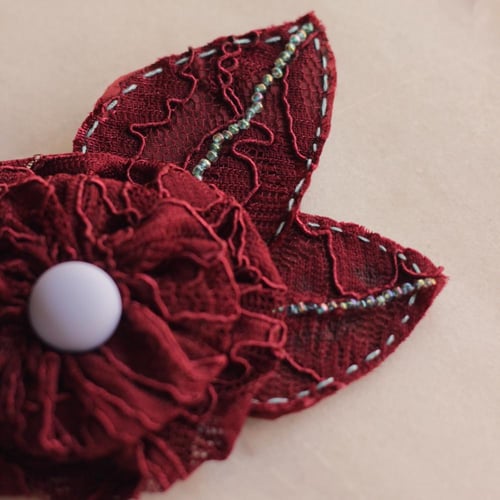 بروش صناعة يدوية (مقاس10*11سم)