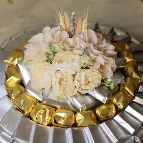 تنسيق ورد صناعي على صينيه