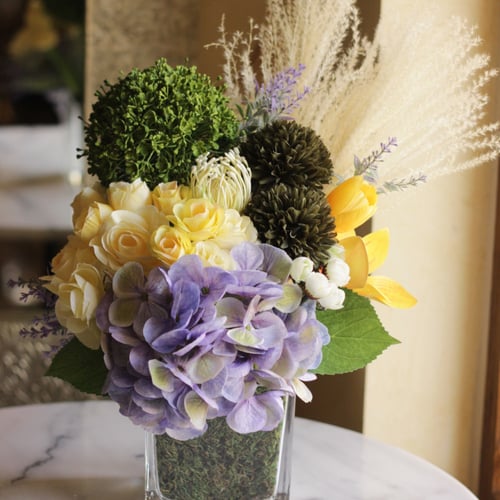 باقة ورد بمزهرية شفافه