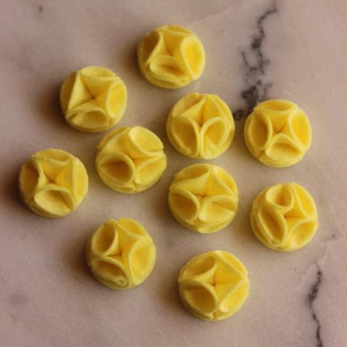 وردة من الجوخ صناعه يدويه لون أصفر