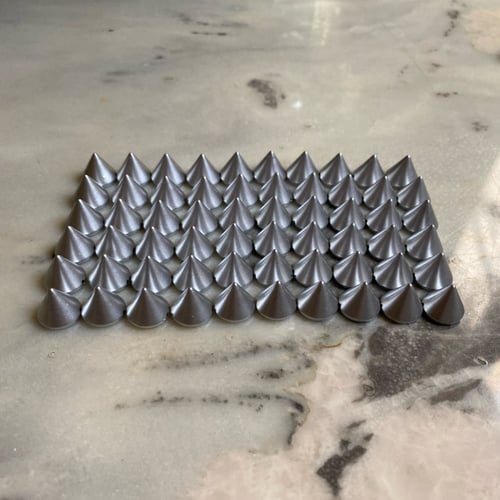 اكسسوار شكل هرمي لون فضي(العدد:60حبه) (القياس:1سم)