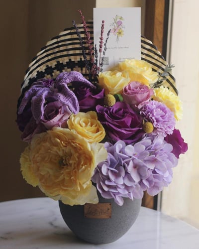 باقة ورد صناعي لون أصفر وبنفسجي