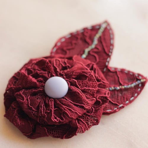 بروش صناعة يدوية (مقاس10*11سم)