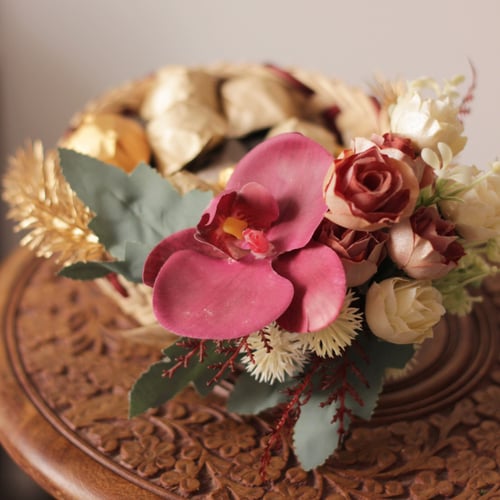 سله خوص بتزين ورد صناعي