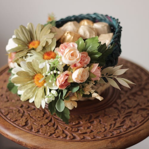 سله خوص بتزين ورد صناعي