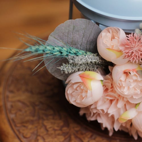 فانوس مزين بالورد الصناعي