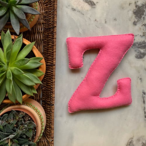 حرف Z بقماش الجوخ لون وردي تعليقه