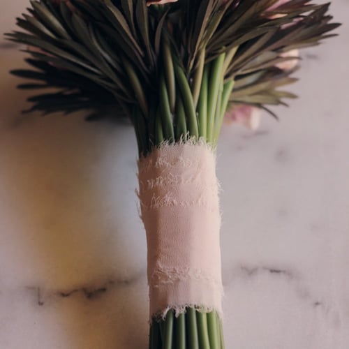 مسكة عروس لطيفه(14) بالورد الصناعي