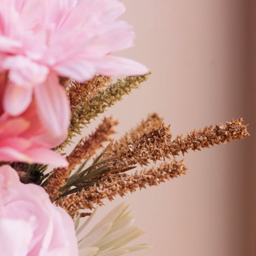 باقه ورد صناعي مع اضافه ورده قماشيه وورد مجفف