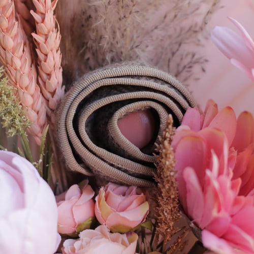 باقه ورد صناعي مع اضافه ورده قماشيه وورد مجفف