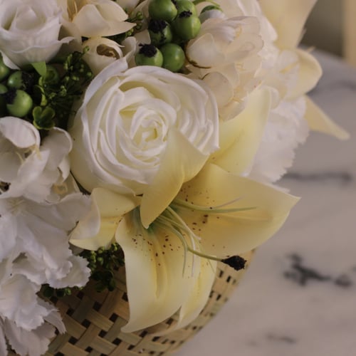 باقه ورد لطيفه(19) من الورد الصناعي مع صحون تقديم