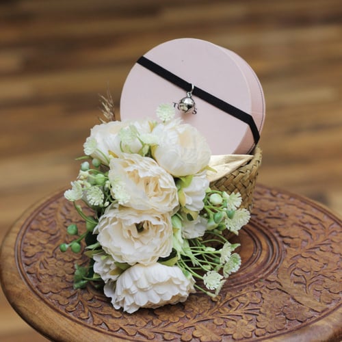 سله خوص بتزين ورد صناعي